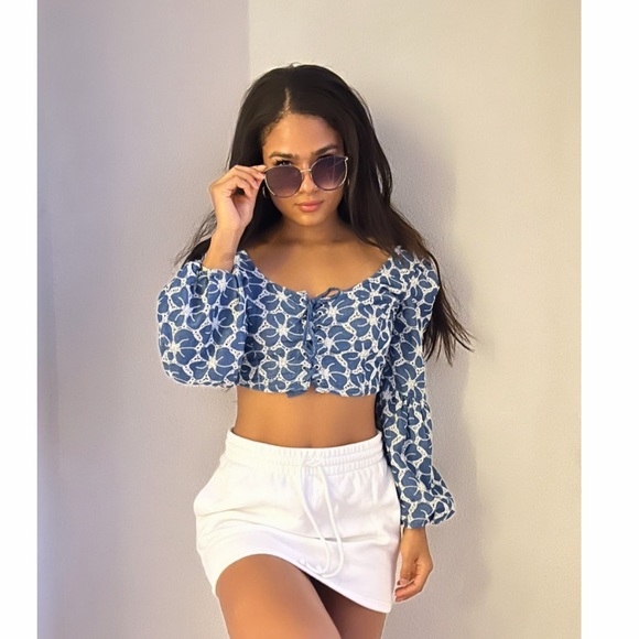 Beautiful Marciano textured detailed crop top size medium - Picture 5 of 5